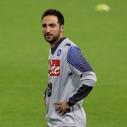 Jika Boleh Singkirkan Satu Pemain Napoli, Vidal Pilih Higuain