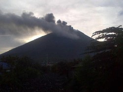 Gunung Gamalama Meletus Lagi, Bandara Ternate Ditutup Hingga 29 Desember