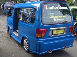 Modifikasi, Nge-Drift dan Kisah Rebutan Perempuan Seksi di Klub Angkot