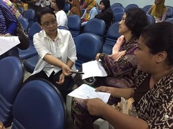 Gregetan TKI Tak Bisa Menulis, Menlu Bantu Isi Formulir Pemulangan