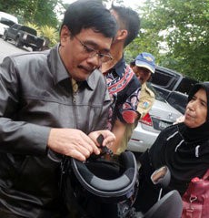 Berjaket Hitam, Djarot Blusukan Pakai Motor Baru
