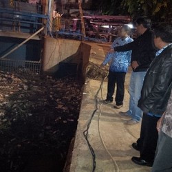 Semalam, Wagub DKI Djarot Blusukan Cek Pintu Air Manggarai