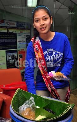 Eko Patrio Akan Bikin Teh Ninih Penjual Getuk Jadi Penyanyi Dangdut Beken Eko Patrio Akan Bikin Teh Ninih Penjual Getuk Jadi Penyanyi Dangdut Beken