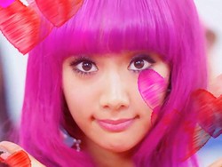 Clara Tampil Nyentrik di Video Gwiyomi Song 2