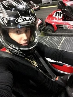 Ini Hobi Baru Justin Bieber, Memacu Go-Kart