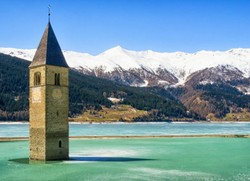 8 Danau Cantik Ini Punya Masa Lalu Mengerikan (1)