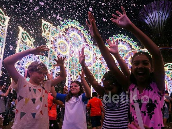 Bermain Salju di Gardens By The Bay