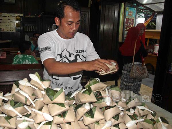 Pedagang Gudeg Wijilan Bagikan 1.000 Nasi Bungkus Gratis