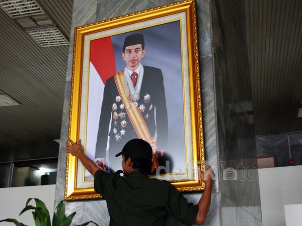Foto Jokowi Terpasang di Pilar Gedung DPR