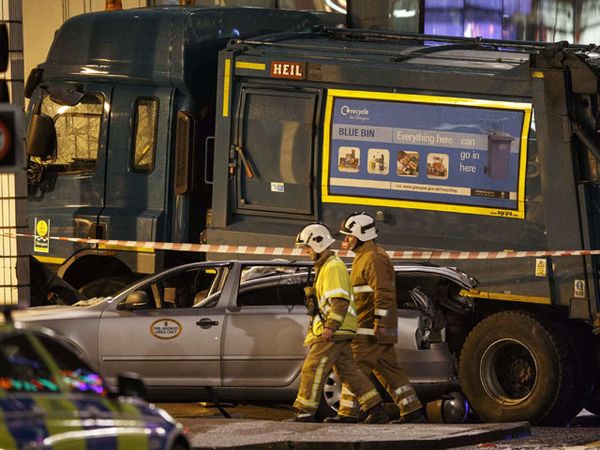 Truk Sampah Tabrak Toko, 6 Orang Tewas