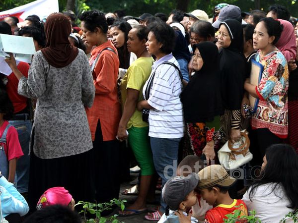 Warga Mengantre Dana PSKS