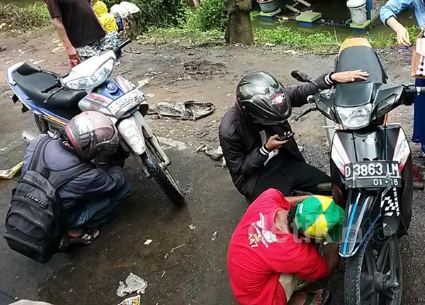 Puluhan Motor Mogok Usai Terjang Banjir