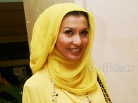 Arzetti Bilbina Tampil Berkerudung Kuning