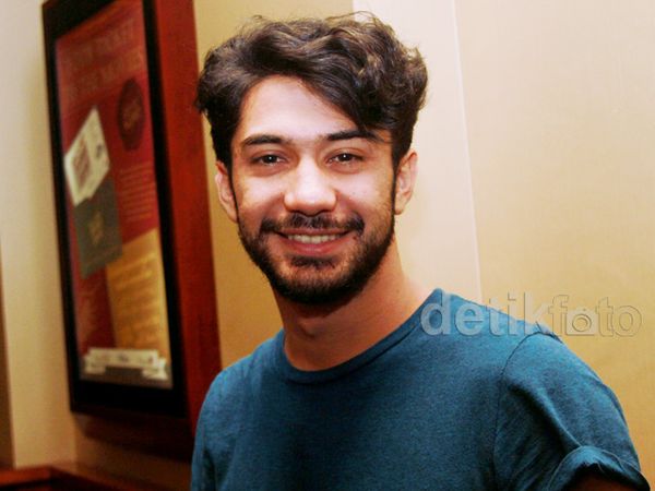 Reza Rahadian Betah Berewokan, Makin Macho?