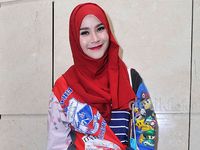 Zaskia Mecca Berkerudung Merah