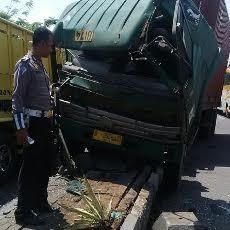 Trailer Tabrak Dua Kendaraan, Pantura Pasuruan Macet 3 Km