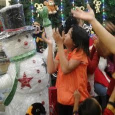 Hujan Salju dan Pohon Natal Setinggi 12,5 Meter Ramai Didatangi Pengunjung