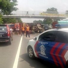 Truk Muat Sirtu Terguling, Tol Sidoarjo Arah Waru Macet 5 Km