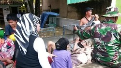 Kakek 70 Tahun Dievakuasi dari Kampung Bojongasih