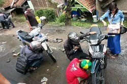 Puluhan Motor Mogok Usai Menerjang Banjir