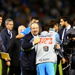 Napoli Menggoda Benitez untuk Tinggal Lebih Lama