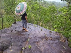 Ada Juga Uang Logam Ditemukan Di Bawah Batu Kendang di Gunung Jompong