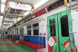 Ada Gerbong Bernuansa Natal di Commuter Line Jalur Bogor, Ini Penampakannya