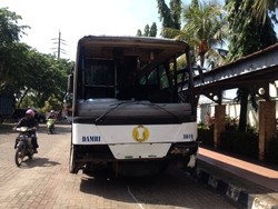 Bus Damri Terguling Usai Tabrak Separator, Disebabkan Sopir Lepas Kendali