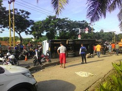 Begini Penampakan Bus Damri yang Terguling di Daan Mogot dan Bikin Macet