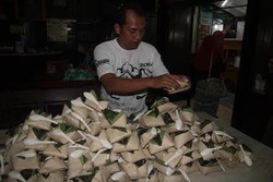 Kenalkan Ikon Yogyakarta, Pedagang Gudeg Wijilan Bagi 1.000 Nasi Gratis