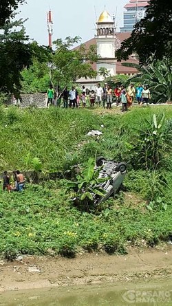 Hendak Buang Puing, Mobil Ini Malah Nyungsep ke KBT