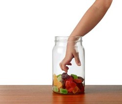 Si Kecil Doyan Cokelat dan Makanan Manis? Siasati Pemberiannya dengan Cara Ini