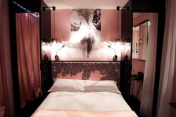 Oh La La! Ada Kamar Hotel Bertema Lingerie di Paris