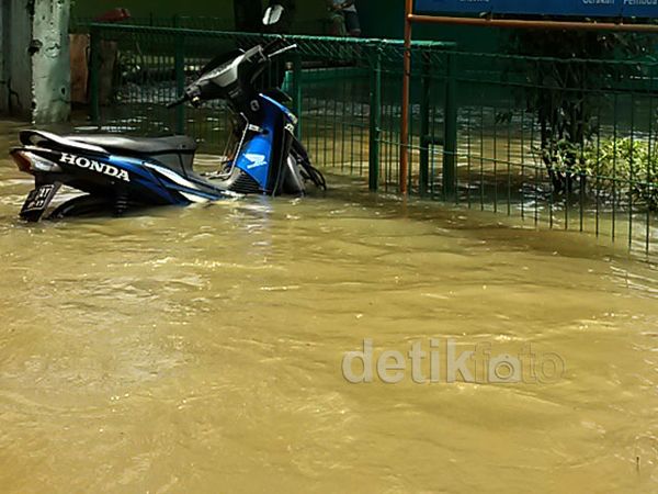 Ratusan Motor Terendam Banjir Ratusan Motor Terendam Banjir