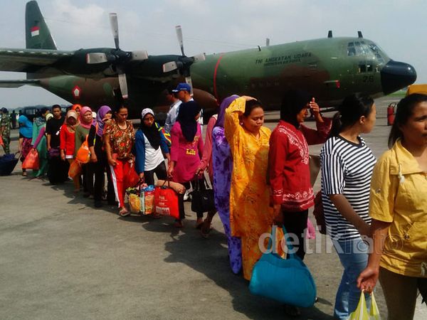 129 TKI dari Malaysia Tiba di Lanudal Juanda