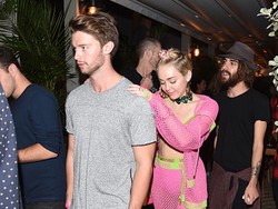 Pacari Miley Cyrus, Begini Tanggapan Keluarga Besar Patrick Schwarzenegger