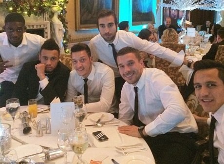 Alunan Piano Sanchez dan Tarian Cazorla di Pesta Natal Arsenal