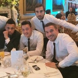 Alunan Piano Sanchez dan Tarian Cazorla di Pesta Natal Arsenal