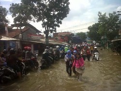 Sulitnya Menembus Lokasi Banjir di Kabupaten Bandung