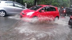 Hujan Deras dan Petir, Bandung Disergap Banjir Cileuncang