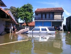 Cerita Pemilik Bengkel yang Relakan 4 Mobil Konsumennya Terendam Banjir
