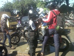 Dear Pemotor, Jangan Nekat Lawan Banjir Kalau Enggak Mau Seperti Ini