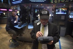 Cetak Sejarah, Dow Jones Tembus 18.000