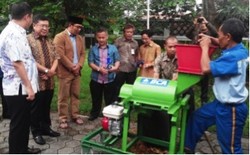 BCA Serahkan Mesin Pengolahan Sampah pada Pemkot Bandung