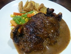 Rekomendasi Restoran: Hmm, Empuk Juicy Beef Steak Mengenyangkan Ada di Restoran Ini