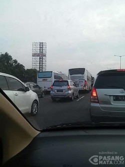 Macet Parah di Tol Cikampek, Kendaraan Hanya Melaju 10 Km/Jam