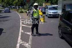 Jalan Menuju Puncak Masih Padat, Kini Dibuka 2 Arah