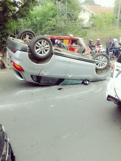 Tabrakan dengan APV, Mobil Outlander Terbalik di Ciputat dan Bikin Macet