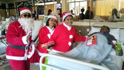 Karyawan RS St Elisabeth Semarang Jadi Sinterklas dan Berbagi Kado ke Pasien