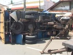 Truk Bermuatan Kayu Tabrak Pembatas Jalan, Pantura Macet Sampai 8 Km